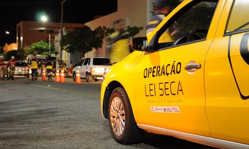 Urna eletrônica e copo de cerveja simbolizam votação sem Lei Seca na Paraíba em 2026