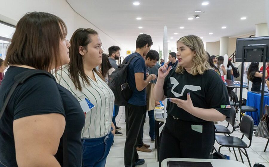 Fachada da Escola de Tecnologia Engenheiro Sampaio em Teresina com banner da Semana Tech