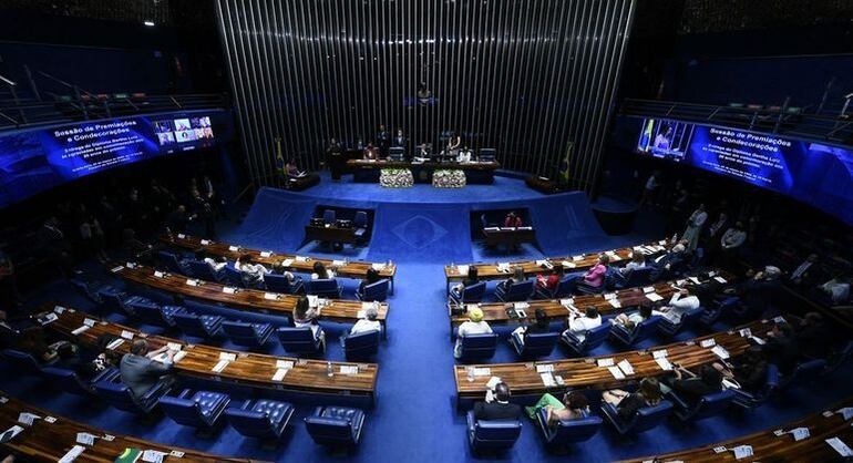 Senado Federal em sessão plenária com senadores votando PEC da Segurança Pública 18/2025