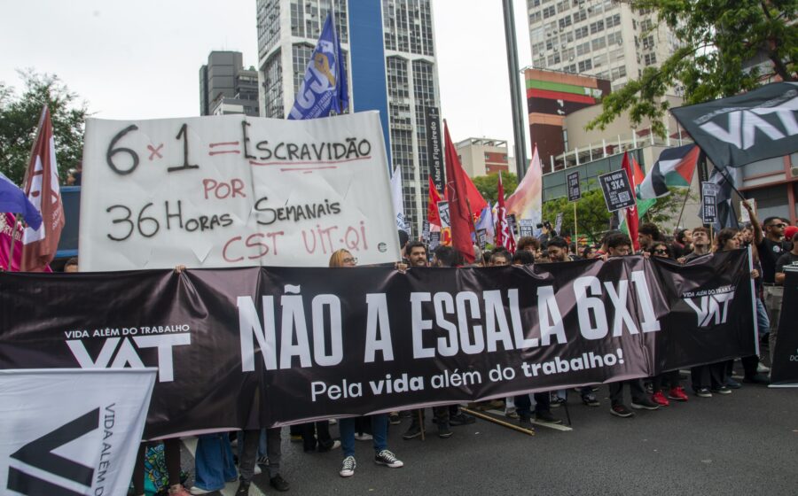 Plenário do Senado Federal durante votação da PEC que extingue escala 6x1 com trabalhadores acompanhando