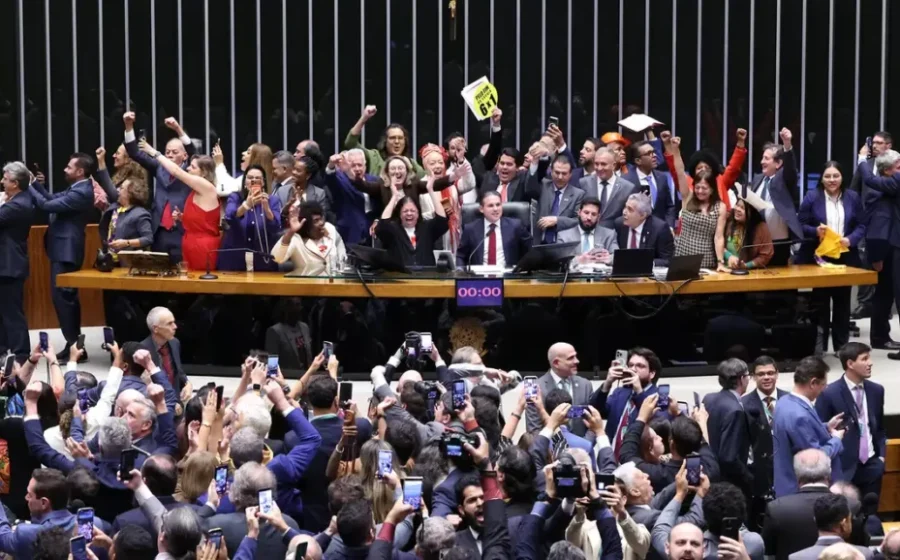 Senador Davi Alcolumbre preside sessão no Plenário do Senado para votação da PEC fim da escala 6x1
