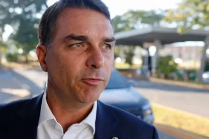 Senador Flávio Bolsonaro e família cruzam fronteira Brasil-Argentina rumo ao Equador