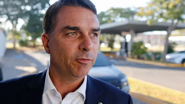 Senador Flávio Bolsonaro e família cruzam fronteira Brasil-Argentina rumo ao Equador