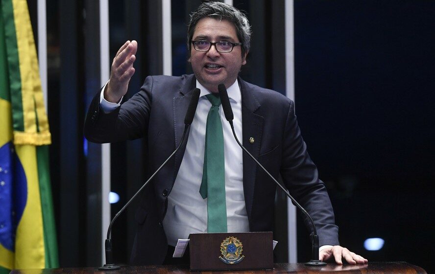 Senador Flávio Bolsonaro em coletiva no Senado admite não haver provas de fraude nas eleições 2026