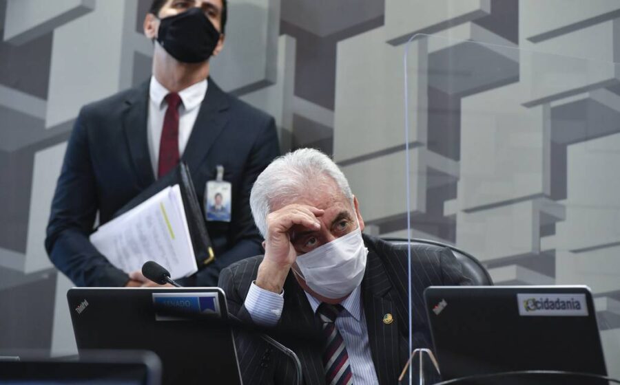 Senador Flávio Bolsonaro em destaque com bandeiras do Brasil e EUA ao fundo, representando crise institucional e risco país