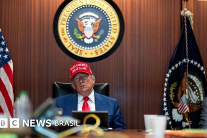 Senador Flávio Bolsonaro em aeroporto antes de embarcar para os EUA após autodeclarar-se presidente eleito