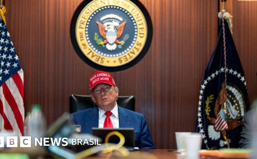 Senador Flávio Bolsonaro em aeroporto antes de embarcar para os EUA após autodeclarar-se presidente eleito