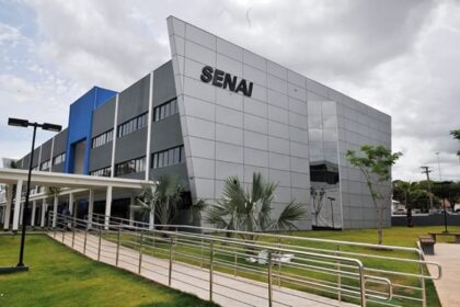 Mulheres em curso de mecânica automotiva no Senai Campo Grande, qualificação profissional gratuita