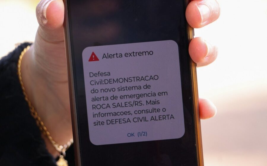 Gráfico mostra recuo de 0,1% no setor de serviços do Brasil em agosto, pior resultado mensal segundo IBGE