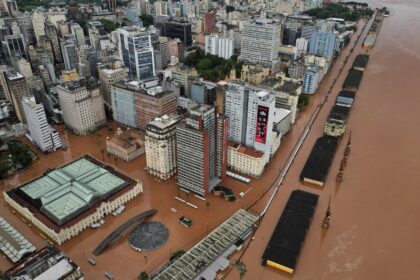 Enchente histórica no Rio Grande do Sul 2024 com áreas alagadas e danos estruturais