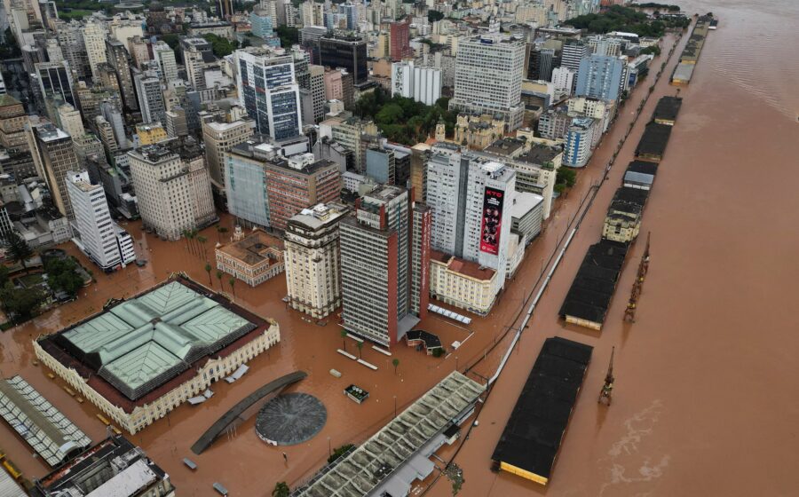 Enchente histórica no Rio Grande do Sul 2024 com áreas alagadas e danos estruturais