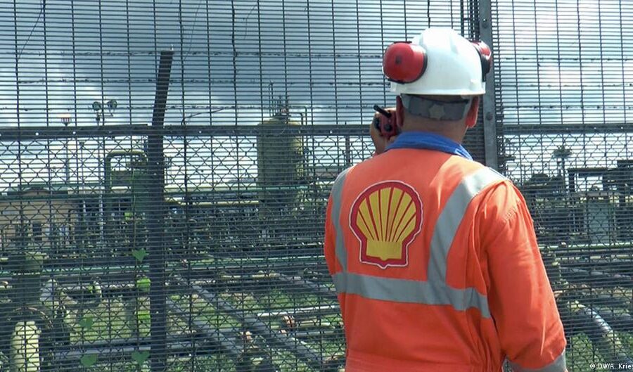 Logotipo da Shell sobreposto a imagens de enchentes no RS e tufão nas Filipinas, simbolizando processos climáticos