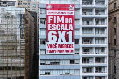Funcionários de shopping em São Paulo trabalhando na nova escala 12x36