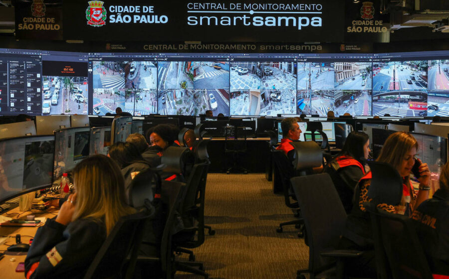 Painel de monitoramento do Smart Sampa com câmeras de vigilância urbana e alerta de segurança de dados expostos