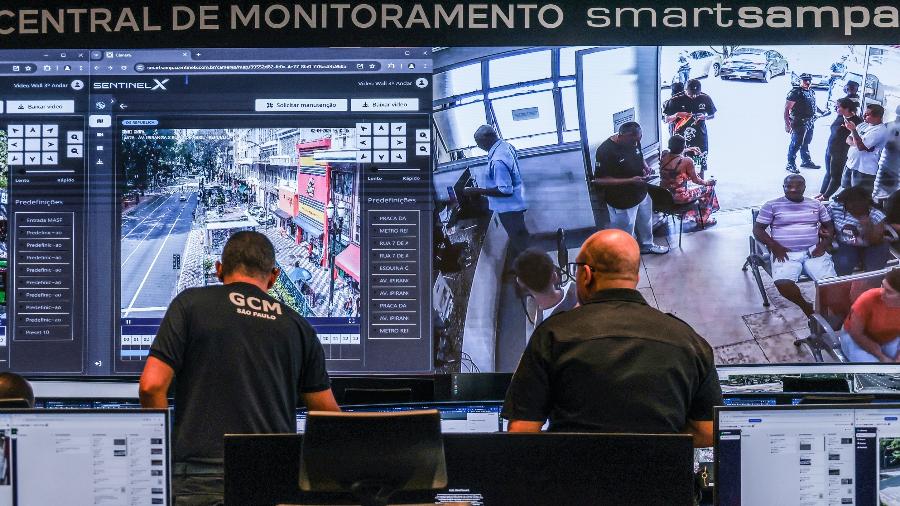 Câmeras de segurança do programa Smart Sampa em poste na cidade de São Paulo