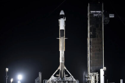 Starship da SpaceX decola enquanto Falcon 9 e Dragon são aposentados ao fundo