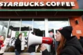 Fachada de loja Starbucks em Urumqi, Xinjiang, com logotipo verde e letreiros em chinês