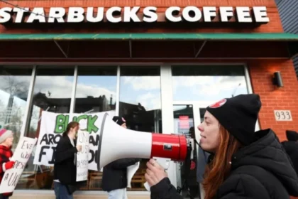 Fachada de loja Starbucks em Urumqi, Xinjiang, com logotipo verde e letreiros em chinês