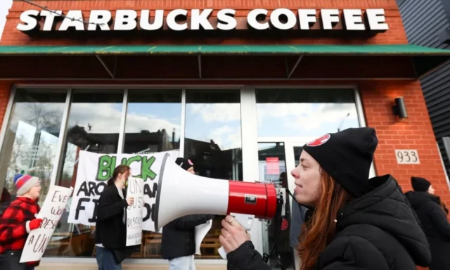 Fachada de loja Starbucks em Urumqi, Xinjiang, com logotipo verde e letreiros em chinês