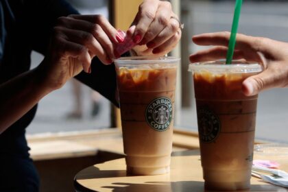 Copo Venti Starbucks com bebida proteica e rótulo "sem açúcar" questionado judicialmente