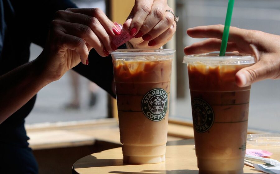 Copo Venti Starbucks com bebida proteica e rótulo "sem açúcar" questionado judicialmente