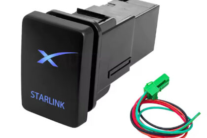 Satélite Starlink em órbita com logo SpaceX, simbolizando controle de Musk sobre comunicações em guerras