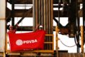 Aperto de mão entre executivos da Sulzer e PDVSA em instalação petrolífera venezuelana