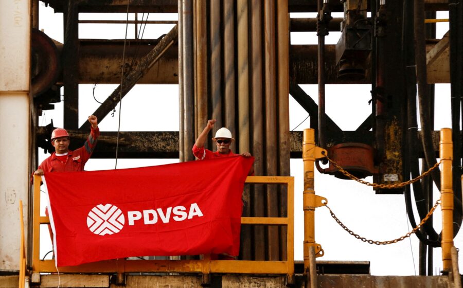 Aperto de mão entre executivos da Sulzer e PDVSA em instalação petrolífera venezuelana