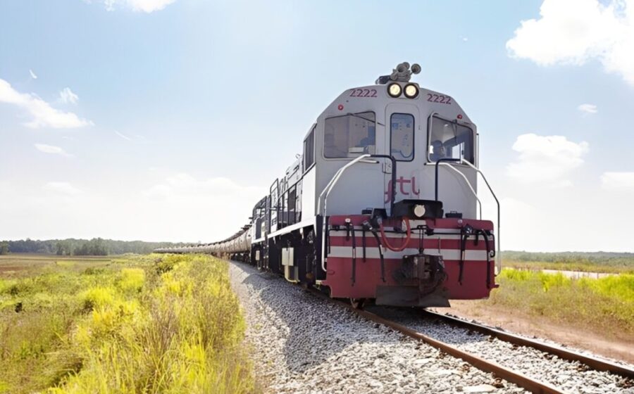 Trilhos da ferrovia Transnordestina no sertão nordestino com paisagem árida ao fundo