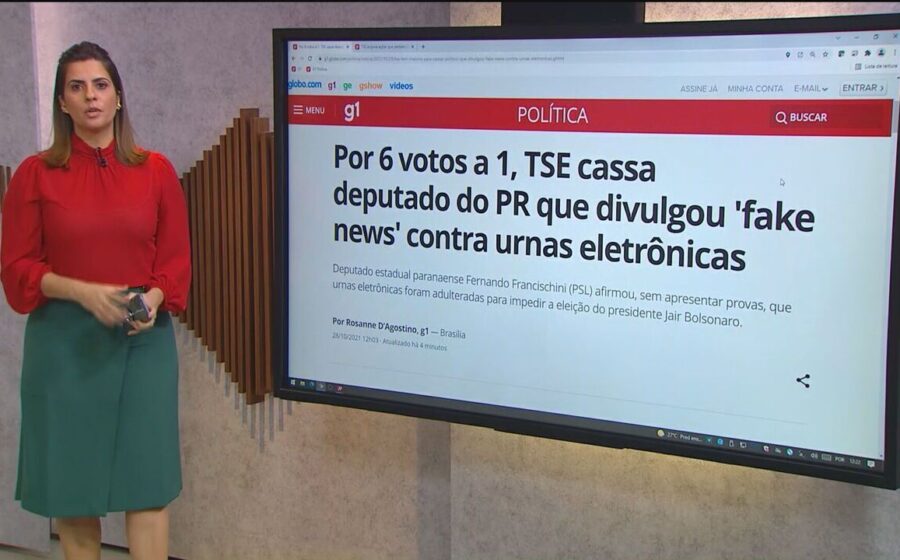 Ministro Kassio Nunes Marques em coletiva sobre segurança das urnas 2026 com logotipo TSE