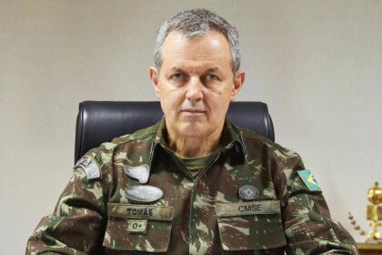 Ministro Kassio Nunes Marques no TSE com logos do WhatsApp e Meta ao fundo