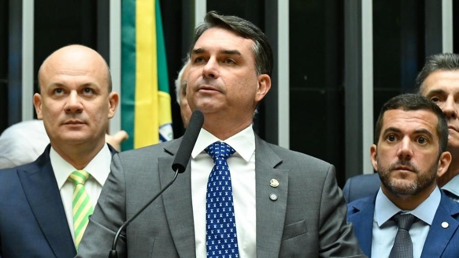 Ministro do TSE determina revisão humana da Meta sobre remoção de vídeo de MC Cabelinho contra Flávio Bolsonaro