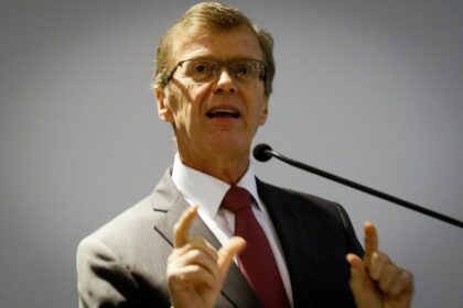 Tribunal Superior Eleitoral sob pressão com ícones de redes sociais e símbolo de censura