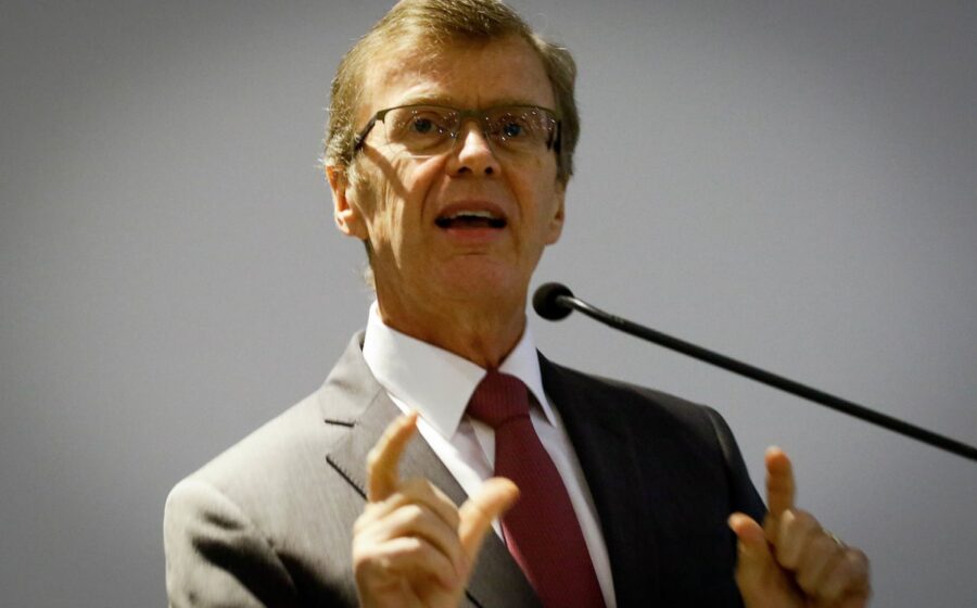 Tribunal Superior Eleitoral sob pressão com ícones de redes sociais e símbolo de censura
