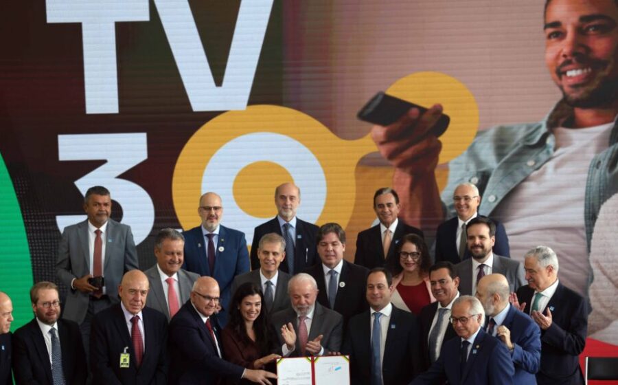 Logotipo da TV 3.0 com símbolos de broadcast e internet, representando investimento de R$ 23 milhões da EBC via Anatel e Gired