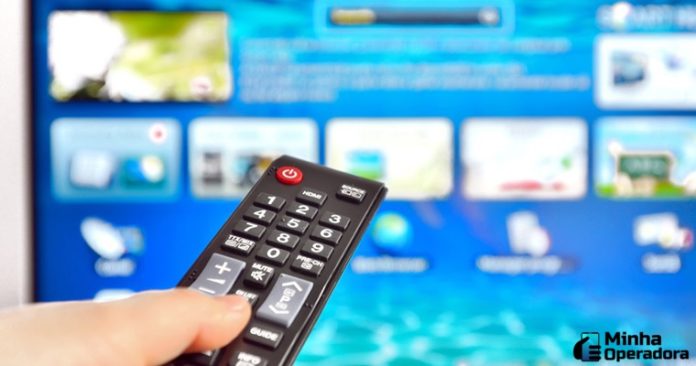 Logotipo da TV Integração sobre tela de smartphone exibindo o portal g1 Triângulo com grade de telejornais locais ao vivo