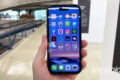Tela interna do iPhone Duo rachada na região da dobradiça com linhas brancas horizontais e verticais formando padrão de defeito