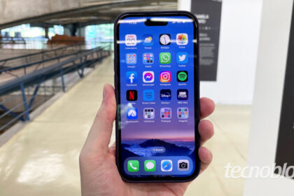 Tela interna do iPhone Duo rachada na região da dobradiça com linhas brancas horizontais e verticais formando padrão de defeito