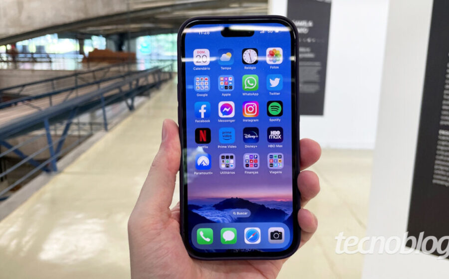 Tela interna do iPhone Duo rachada na região da dobradiça com linhas brancas horizontais e verticais formando padrão de defeito
