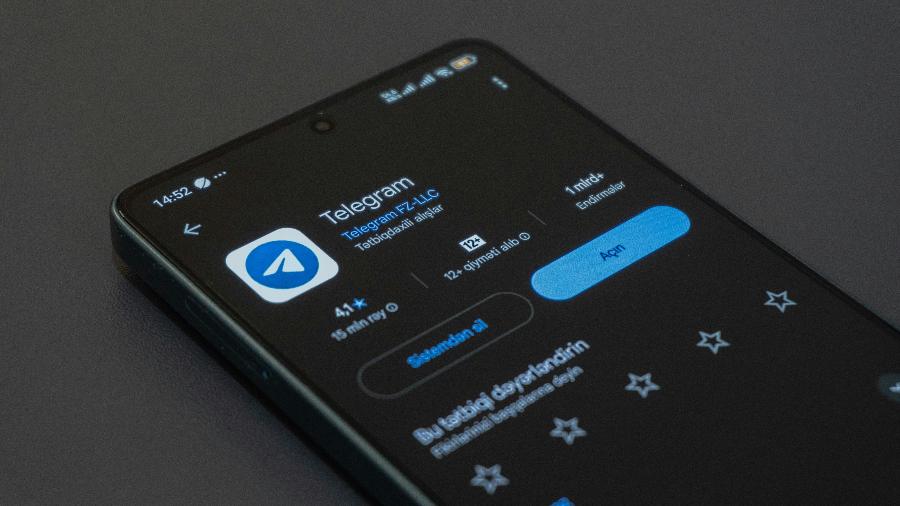 Smartphone Android exibindo tela de chamada do Telegram com alerta de vulnerabilidade crítica de segurança