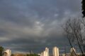 Tempestade se aproxima de Campo Grande com nuvens escuras e relâmpagos sobre área urbana e logística