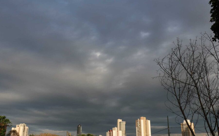 Tempestade se aproxima de Campo Grande com nuvens escuras e relâmpagos sobre área urbana e logística