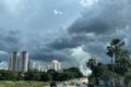 Mapa de Goiás com alerta amarelo de tempestades e granizo, ícones de sol escaldante e nuvens de tempestade