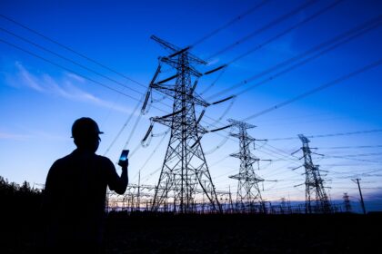 Torres de transmissão caídas após tempestades extremas no Brasil