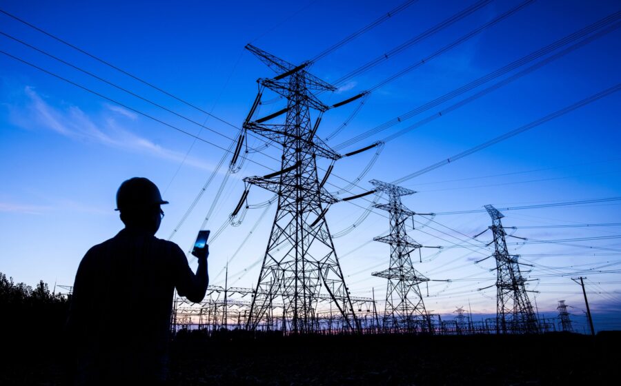 Torres de transmissão caídas após tempestades extremas no Brasil