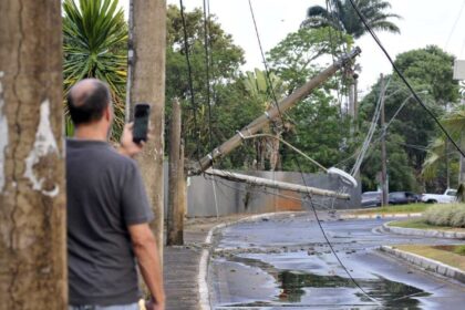Brasília sob tempestade e calor de 32°C: céu escuro, relâmpagos e ruas alagadas