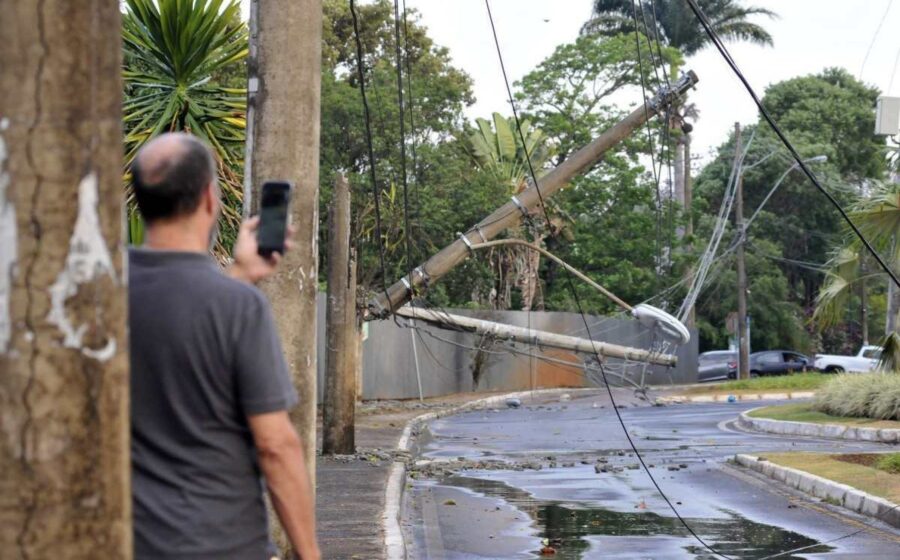 Brasília sob tempestade e calor de 32°C: céu escuro, relâmpagos e ruas alagadas