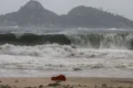 Céu escuro com nuvens carregadas sobre o Rio no dia da votação do 2º turno, com raios e ventos de até 76 km/h