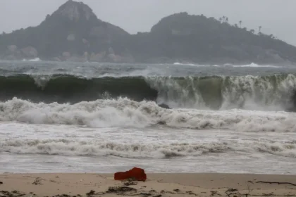 Céu escuro com nuvens carregadas sobre o Rio no dia da votação do 2º turno, com raios e ventos de até 76 km/h