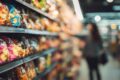 Prateleira de supermercado com variedade de snacks crocantes coloridos e embalagens destacando textura extra crocante